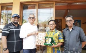 Sekretaris Kabupaten Kutai Timur (Sekkab Kutim) Rizali Hadi bersama pihaknya berkunjung langsung ke SM-art Batik, sentra produksi batik yang terletak di Kecamatan Lendah, Kabupaten Kulon Progo, Jawa Tengah, Kamis (07/11/2024) lalu. (aset: habibah/prokutim)