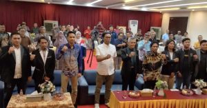 Pjs Bupati Kutim Agus Hari Kesuma Hadiri perayaan HUT ke-7 PWI Kutim, Kamis (24/10/2024), di Sangatta Utara. (aset: ainun/katakaltim.com)