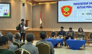 Pjs Bupati Kutim Agus Hari Kesuma (AHK) mengukuhkan 1.402 anggota Satuan Perlindungan Masyarakat (Satlinmas) di Gedung Serba Guna (GSG) Bukit Pelangi, Sangatta Utara, Jumat (25/10/2024). (aset: bella/prokutim)