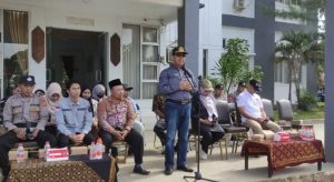 Asisten Pemerintahan dan Kesejahteraan Rakyat Sekretariat Kutim, Poniso Suryo Renggono dalam apel gabungan di Sangatta Utara. (aset: rosma/prokutim)