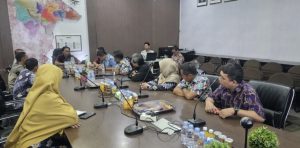 Penjabat Sementara (Pjs) Bupati Kutai Timur (Kutim), Agus Hari Kesuma saat melakukan sidak. (aset: prokutim/katakaltim.com)