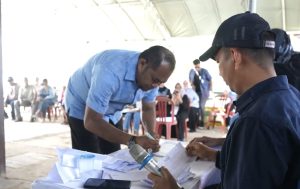 Wakil Bupati Kabupaten Kutai Timur (Kutim) Kasmidi Bulang menyalurkan hak suaranya di Tempat Pemungutan Suara (TPS) 13, Desa Danau Raya, Kecamatan Sangatta Selatan, Kabupaten Kutai Timur, Rabu (27/11/2024). (aset: habibah/prokutim)