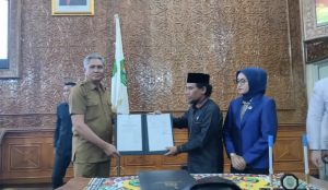 Pemkab Kutim bersama wakil rakyat Kutim sahkan Peraturan Daerah (Perda) tentang Pencegahan dan Penanggulangan Bahaya Kebakaran dan Penyelamatan, Senin (11/11/2024). (aset: ainun/katakaltim.com)