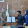 Pemkab Kutim bersama wakil rakyat Kutim sahkan Peraturan Daerah (Perda) tentang Pencegahan dan Penanggulangan Bahaya Kebakaran dan Penyelamatan, Senin (11/11/2024). (aset: ainun/katakaltim.com)