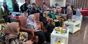 Staf Ahli Bupati Kutim Bidang Perekonomian Pembangunan dan Keuangan Sulastin mewakili Bupati Kutim saat menghadiri gelaran Konferensi Daerah Luar Biasa Ikatan Pejabat Pembuat Akta Tanah (IPPAT) di Ruang Maloy di Hotel Royal Victoria Sangatta, Sabtu (30/11/2024). (aset: puji/prokutim)