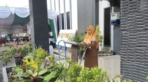 Kepala Dinas Perkebunan Kabupaten Berau Lita Handini saat menyampaikan sambutan dalam peringatan Hari Perkebunan ke-67, di halaman Kantor Disbun Berau, pada Selasa (10/12/2024). (dok: syamsuddin/katakaltim.com)