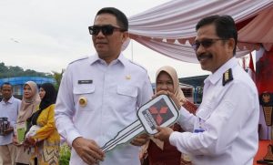 Wali Kota Samarinda Andi Harun menyerahkan bantuan Probebaya untuk Kecamatan Samarinda Ilir di halaman Kantor Distrik Navigasi Kelas I Samarinda, Jalan Gurami, Kecamatan Samarinda Ilir, Rabu (11/12/2024). (dok: puji/katakaltim.com)