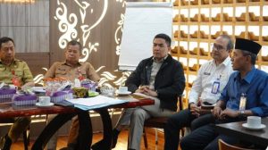 Wali Kota Samarinda Andi Harun (tengah baju hitam) saat gelar pertemuan dengan Perumdam Tirta Kencana Samarinda di Anjungan Karamumus, Senin 16 Desember 2024. (Dok: puji/katakaltim.com)