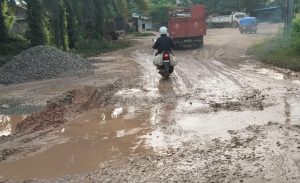 Jalan Trans Kaltim di Kubar, Kecamatan Bongan, terpantau berlubang dan rusak parah. (dok: hadi/katakaltim.com)