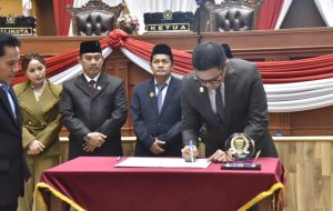 Wali Kota Samarinda Andi Harun saat menandatangani pengesahan Raperda dalam rapat paripurna DPRD Samarinda Rabu 18 Desember 2024. (Dok: puji/katakaltim.com)