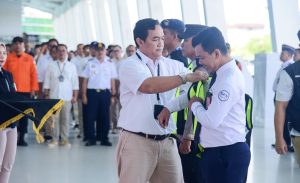 CEO Angkasa Pura Kantor Regional VI Handi Herydhitiawan, memasangkan rompi kepada perwakilan petugas yang bertugas dalam kegiatan Posko Terpadu Angkutan Udara Nataru Bandara SAMS Sepinggan Balikpapan, Rabu (18/12/2024). (dok: hilman/katakaltim.com)