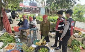 Satuan Samapta Polres Kutai Kartanegara (Kukar) melaksanakan patroli rutin di kawasan Pasar Tenggarong untuk memberikan imbauan Kamtibmas kepada pedagang dan pengunjung pasar. (Dok: Humas Polres Kukar)