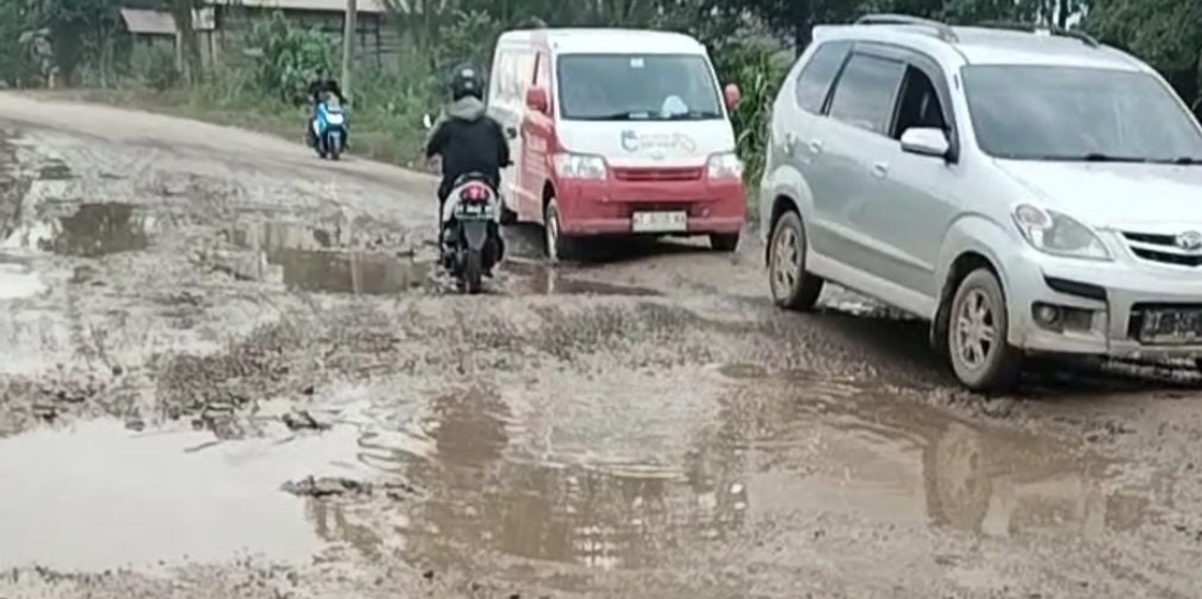 Jalan trans di wilayah Kutai Barat mengalami kerusakan (dok: hadi/katakaltim.com)