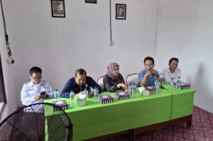 Tim verifikasi Bina Pemerintahan Desa (Pemdes) Kemendagri, DPMPD, DPMDes menggelar dialog verifikasi lapangan di desa persiapan Miau Baru, Rabu (11/12). (dok:caca/katakaltim)