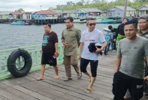 Kunjungan Bupati Kutim, Ardiansyah Sulaiman (baju putih) ke Pulau Miang, destinasi andalan Kutai Timur, Minggu (15/12). (dok: ainun/katakaltim)