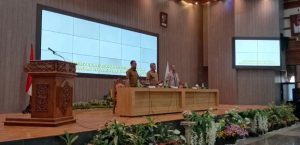 Pemerintah Kabupaten Kutai Timur (Pemkab Kutim) menggelar Focus Group Discussion (FGD) dalam rangka mengidentifikasi permasalahan capaian realisasi program dan kegiatan Tahun 2024. Gelaran berlangsung di Ruang Meranti, Kantor Bupati Kutim, Selasa (26/11/2024). (aset: yuni/prokutim)