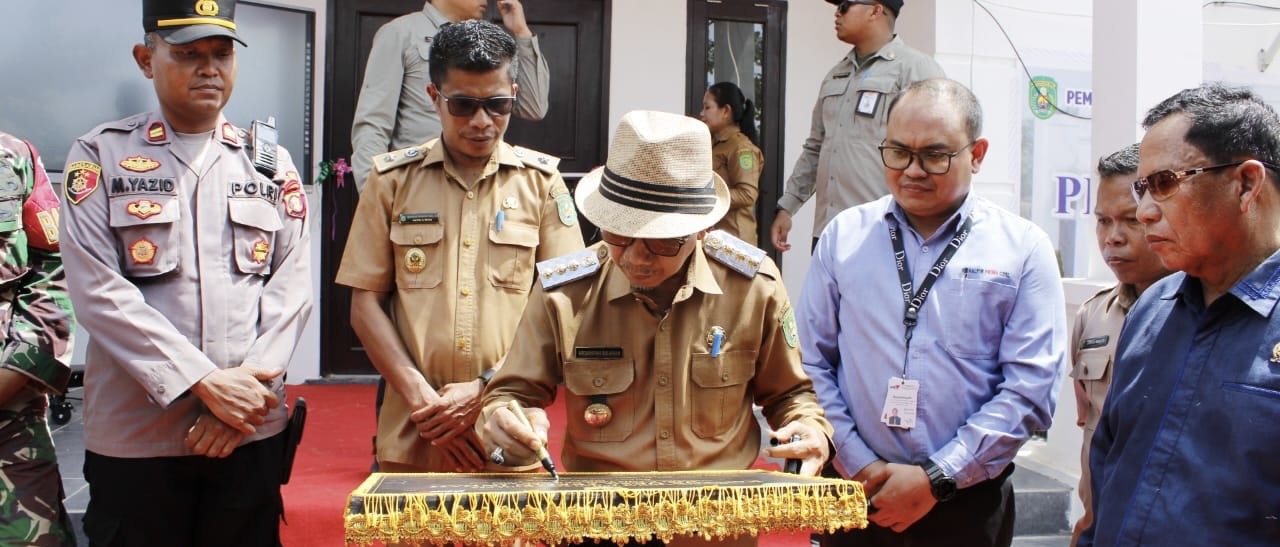 Bupati Kutim Ardiansyah Sulaiman (pakai topi koboi) saat meresmikan gedung bersama Kades Tepian Indah (kacamata hitam) (dok: ainun/katakaltim.com)