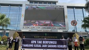 Aksi unjuk rasa digelar di depan kantor Gubernur pada hari Senin, 9 Desember 2024. (aset: caca/katakaltim.com)