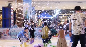 Pentacity Shopping Venue bersama PT. EFATA GRASIA INDONESIA menghadirkan pengalaman unik musim dingin melalui Buzz Snow Story “Winter Wonderland”. (dok: hilman/katakaltim.com)