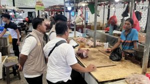 Polda Kaltim melakukan sosialisasi di Pasar Tradisional Balikpapan, Kota Balikpapan, Rabu (11/12/24). (Dok: hilman/katakaltim.com)