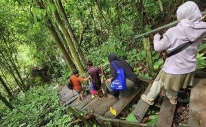 Akses menuju air terjun Jantur Inar di Kabupaten Kutai Barat. (Dok: hadi/ katakaltim)