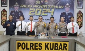 Polres Kubar menggelar Konferensi Pers Akhir Tahun 2024 pada Selasa, 31 Desember 2024, di Mako Polres Kubar. (Dok: hadi/katakaltim.com)