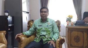 Muhammad Nur, Camat Bontang Utara saat ditemui di ruangannya. (aset: ajijah/katakaltim.com)