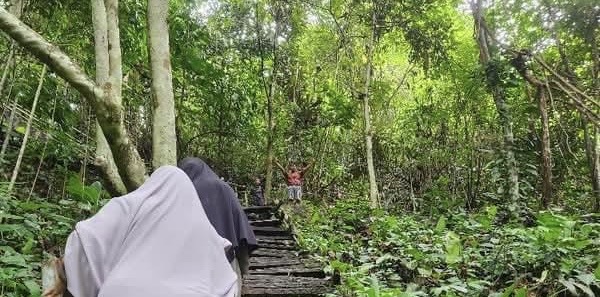 Pengunjung air terjun saat melewati akses ke Jantur Inar (dok: hadi/katakaltim)