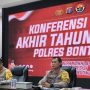 Polres Bontang menggelar konferensi pers akhir tahun 2024 terkait hasil operasi selama tahun ini, Selasa 31 Desember 2024. (Dok: yub/katakaltim.com)