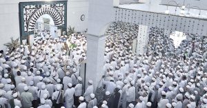 Jemaah Al Arif Billah Al Mukaram KH Zaini bin Abdul Ghani atau Abah Guru Sekumpul Martapura, Kabupaten Banjar, Kalimantan Selatan. (aset: hlm/katakaltim.com)