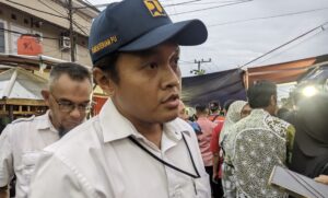 Kepala Badan Wilayah Sungai (BWS) Kalimantan IV Samarinda, Yosiandi Radi Wicaksono, saat ditemui di lokasi banjir Perumahan Griya Mukti, Kamis 30 Januari 2025 (dok: galang/katakaltim)