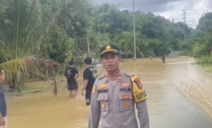 Banjir di PPU pada Rabu 15 Januari 2025. Saat ini pihak kepolisian tetap memantau dan memastikan distribusi bantuan kepada korban terdampak banjir dapat tersalurkan dengan lancar. (Dok: Afri/katakaltim)