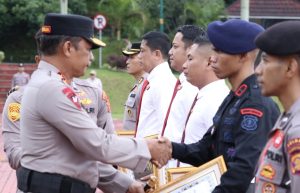 Kapolda Kaltim Irjen Pol. Nanang Avianto, memberi penghargaan kepada personil Sat Brimob Polda Kaltim yang mendapatkan juara medali perunggu dalam ajang Nasional Brimob Challenge 2024 di Mako Korbrimob Polri. (Dok: hilman/katakaltim.com)