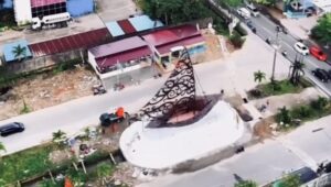 Pemkot Balikpapan bangun mercu tanda atau landmark berentuk kapal layar bermotif batik Kalimantan di Jalan masuk menuju Stadion Batakan, Jalan Mulawarman, Kecamatan Balikpapan Timur, Rabu. (Dok: hilman/katakaltim)