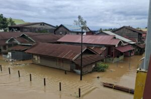 Rumah terendam banjir di Sangatta Selatan, Kabupaten Kutai Timur. Dipotret pada Minggu 26 Januari 2025. (dok: caca/katakaltim)