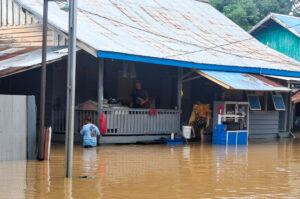 Banjir di Gang Tepian Dusun Gunung Teknik, Desa Masabang, Kecamatan Sangatta Selatan, Kabupaten Kutai Timur, ketinggian air lebih dari 1 Meter pada Minggu 26 Januari 2025, siang. (dok: caca/katakaltim)