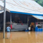 Banjir di Gang Tepian Dusun Gunung Teknik, Desa Masabang, Kecamatan Sangatta Selatan, Kabupaten Kutai Timur, ketinggian air lebih dari 1 Meter pada Minggu 26 Januari 2025, siang. (dok: caca/katakaltim)