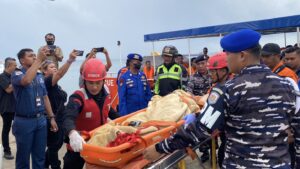 Tim SAR Gabungan Kantor Pencarian dan Pertolongan Kelas A Kota Balikpapan mengevakuasi warga Sumatera Utara kru kapal Mike Victor OT5 Science, diduga mengalami stroke saat kapal dalam pelayaran berada di Berau, Selasa 7 Januari 2025 (dok: hilman/katakaltim)