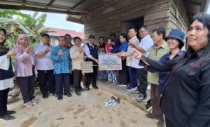 TPPS Kutim saat kroscek lapangan di rumah warga Desa Sumber Sari Kecamatan Long Mesangat. (Dok: Irfan/Pro Kutim)