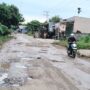 Jalan Mentewekng, Kelurahan Simpang Raya, Kecamatan Barong Tongkok, Kubar tampak penuh lubang (dok: hadi/katakaltim.com)