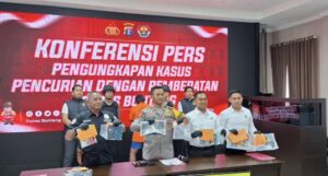 Polres Bontang gelar konferensi pers di Mako Polres Bontang pada Senin 13 Januari 2025 (dok: yub/katakaltim.com)