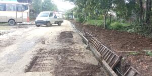 Proyek Drainase di Jalan Yos Sudarso, Kecamatan Barong Tongkok, Kabupaten Kutai Barat (Kubar), tampak belum selesai pengerjaannya di awal tahun 2025. (dok: hadi/katakaltim.com)