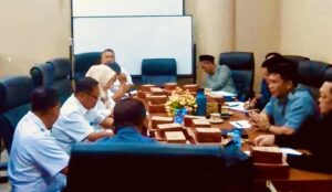 Komisi II DPRD Kabupaten Berau menggelar pertemuan dengan Dinas Perkebunan, membahas persoalan yang belum mendapat solusi mengenai perkembangan pertanian, Rabu 8 Januari 2025 (dok: syam/katakaltim)