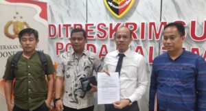 Komisaris PT Pahala Investama Energi selaku pengembang perumahan Griya Rudina Asri (GRA) Balikpapan, Pangeran Cani didampingi kuasa hukum saat menyampaikan laporan polisi ke Subdit Siber Ditkrimsus Polda Kaltim terhadap akun-akun medsos yang melakukan hoax, pencemaran nama baik dan fitnah terhadap dirinya dan perusahaannya, Jumat 17 Januari 2025 (dok: hilman/katakaltim)