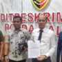 Komisaris PT Pahala Investama Energi selaku pengembang perumahan Griya Rudina Asri (GRA) Balikpapan, Pangeran Cani didampingi kuasa hukum saat menyampaikan laporan polisi ke Subdit Siber Ditkrimsus Polda Kaltim terhadap akun-akun medsos yang melakukan hoax, pencemaran nama baik dan fitnah terhadap dirinya dan perusahaannya, Jumat 17 Januari 2025 (dok: hilman/katakaltim)