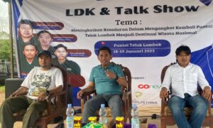 Legislator Kutim Yusri Yusuf (tengah), didampingi Ketua GMKT Siddik (kanan), beserta Ketua Karang Taruna Sangatta Selatan. Dalam agenda LDK dan Talkshow, di Pantai Teluk Lombok, Sabtu (18/1/2024). (dok: ainun/katakaltim)