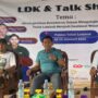 Legislator Kutim Yusri Yusuf (tengah), didampingi Ketua GMKT Siddik (kanan), beserta Ketua Karang Taruna Sangatta Selatan. Dalam agenda LDK dan Talkshow, di Pantai Teluk Lombok, Sabtu (18/1/2024). (dok: ainun/katakaltim)