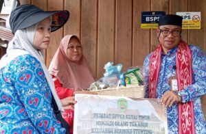 Tim Percepatan Penurunan Stunting (TPPS) Kutai Timur lakukan rehabilitasi bagi dua lokus di Kecamatan Telen yang teridentifikasi keluarga berisiko stunting, dipimpin langsung oleh DPPKB Kutim, Achmad Junaidi (kanan). (dok: pribadi)