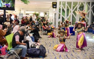 Pihak Bandara SAMS Sepinggan Balikpapan menyajikan tarian tradisional Kaltim dari Sanggar Tari Dewi Ratih di ruang tunggu keberangkatan Gate 5 Bandara SAMS Sepinggan – Balikpapan pada Selasa 31 Desember 2024. (dok: hilman/katakaltim.com)