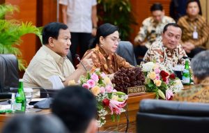 Presiden Prabowo Subianto didampingi Sri Mulyani umumkan kenaikan PPN 12 persen yang mulai berlaku pada 1 Januari 2025. Berlangsung di Gedung Kemenkeu Jakarta Pusat Selasa 31 Desember 2024 (dok: @prabowo)